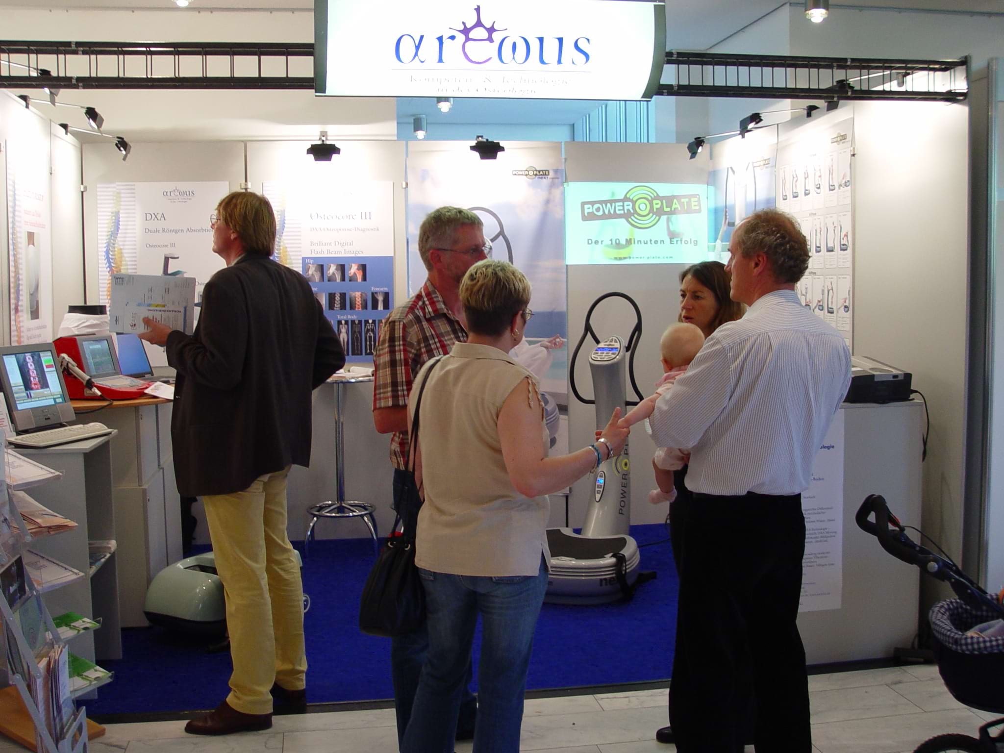 Messestand der Arewus GmbH mit Besuchern