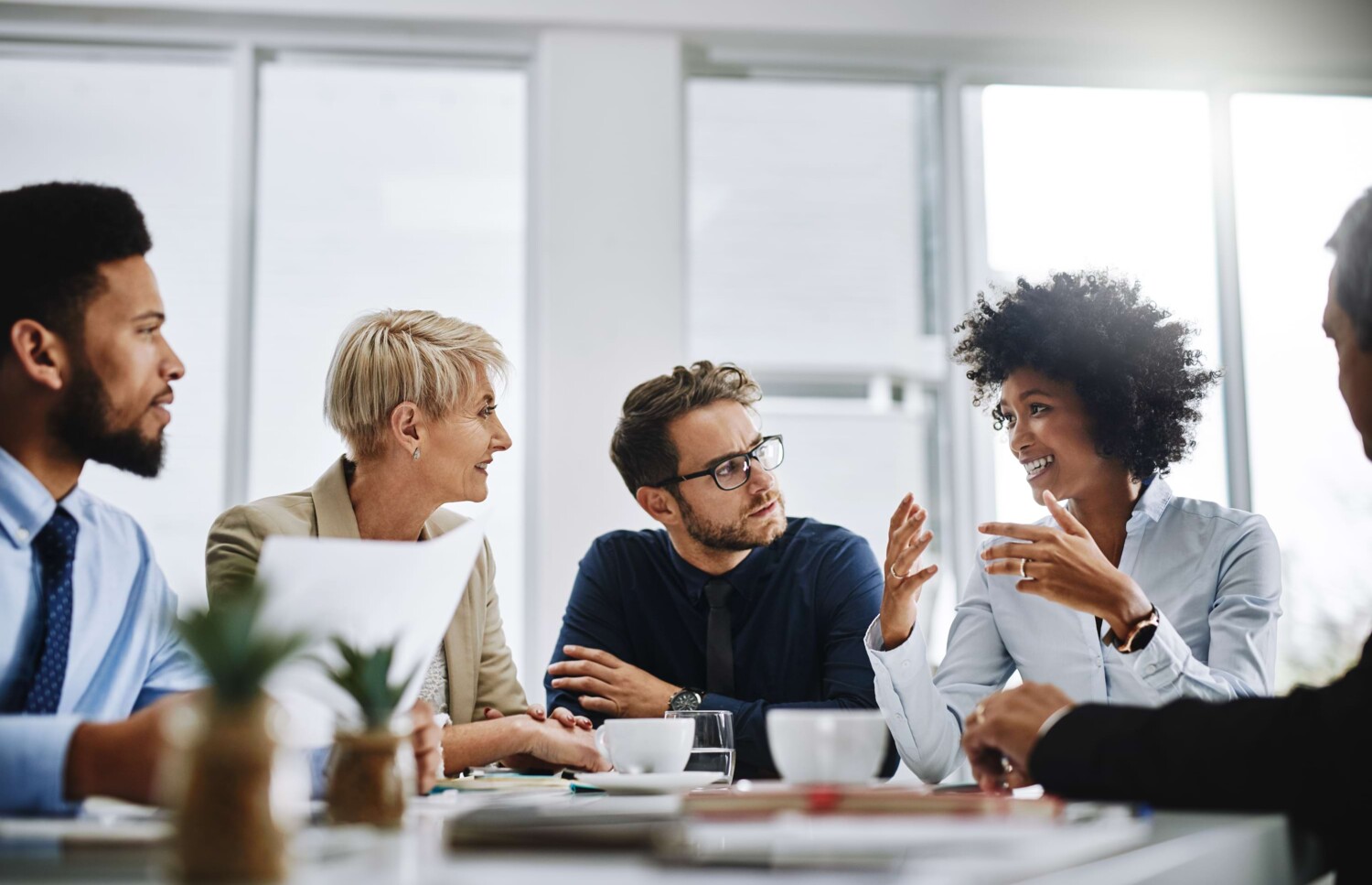 Vier Personen in einem Meeting